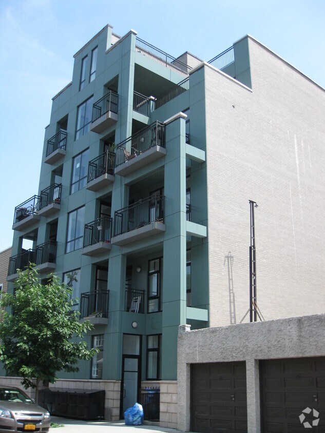 Primary Photo - 130 Diamond St