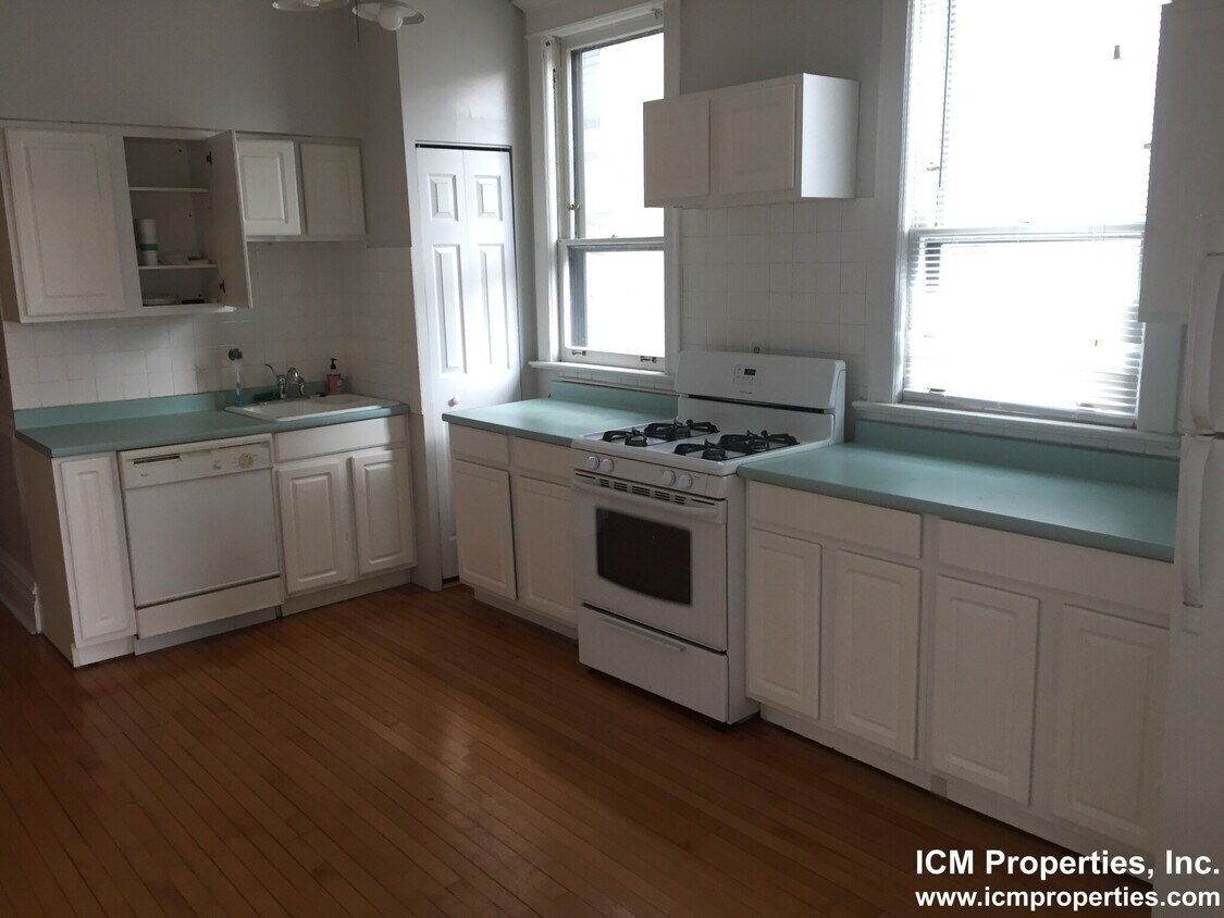 Foto principal - 3244 N Lakewood Ave