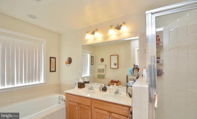Building Photo - 2454 Battery Hill Cir