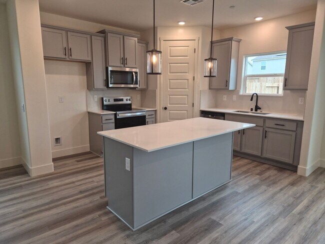 Foto del edificio - Large 4-Bedroom, 3-Bath Home