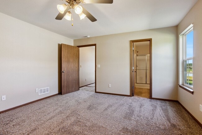 Building Photo - Spacious two story 3 Bedroom, 2 Baths in G...
