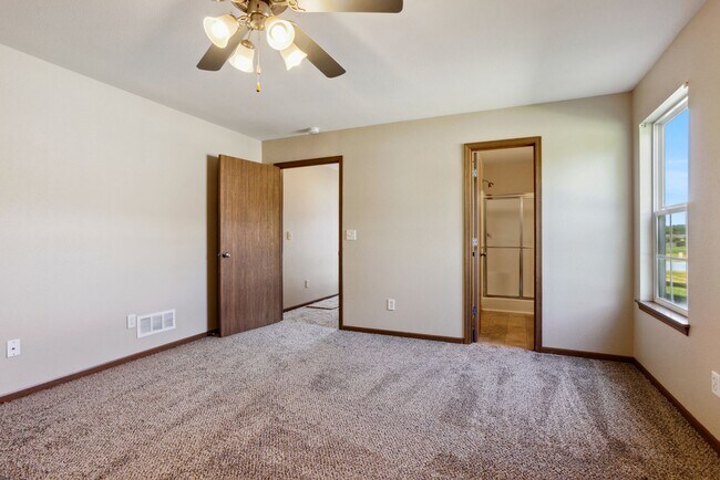 Foto del edificio - Spacious two story 3 Bedroom, 2 Baths in G...
