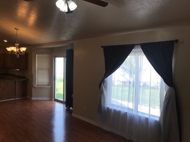 Building Photo - 3 Bed / 2 Bath Single Family Home in Saratoga Springs