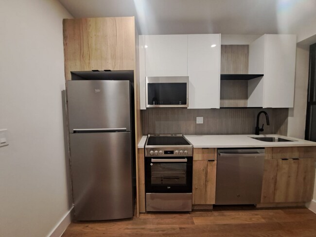 Building Photo - 71-33 65th Pl