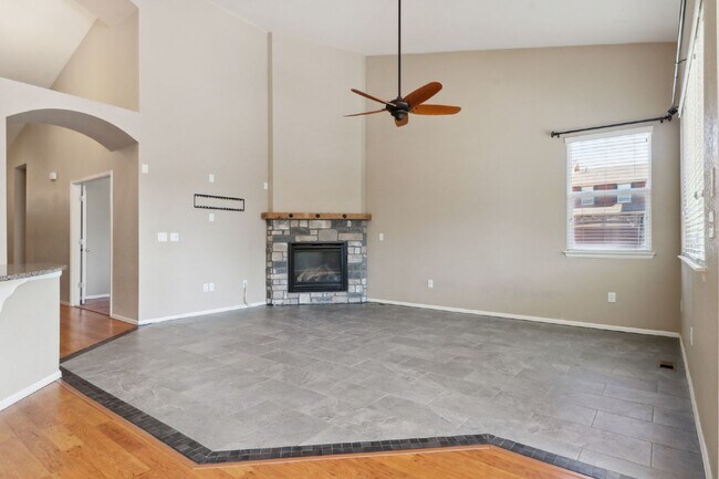 Building Photo - Stunning 3 Bed, 2.5 Bath Single-Family Ran...