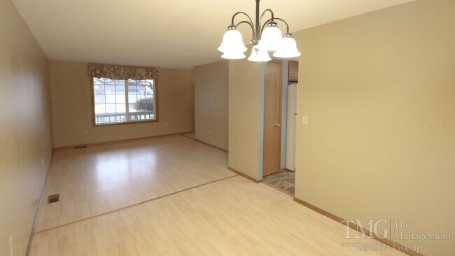 Building Photo - Spacious 3BD Home in Orchards with a MASSI...