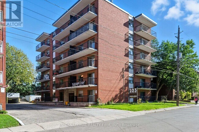 Photo du bâtiment - 103 Emerald St S
