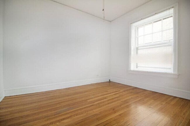 Building Photo - 2 bedroom in Evanston IL 60202