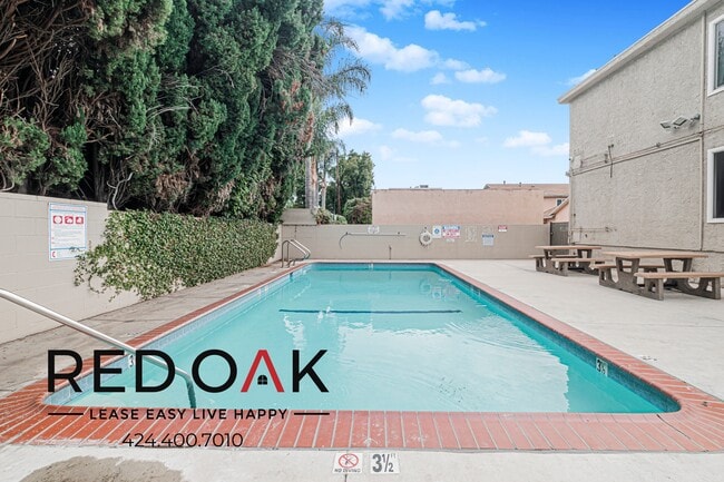 Foto del edificio - 7350 Hazeltine Ave