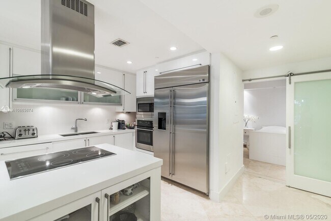 Building Photo - 765 Crandon Blvd