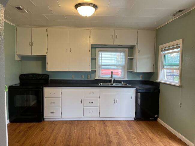 Building Photo - Charming 2 Bedroom + 1 Bath Home
