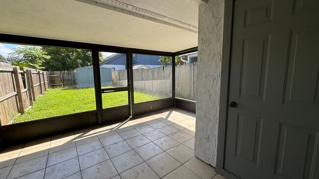 Building Photo - Beautifully Renovated 3-Bed, 2-Bath Townhome