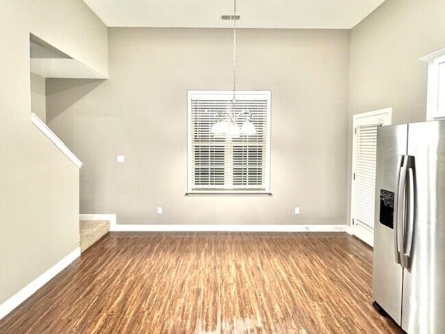 Building Photo - Now Leasing a 4-bedroom 3 bath home on Oakland