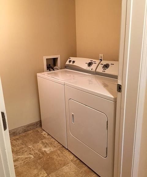 Foto del edificio - "Luxurious 2-Bed, 3-Bath Retreat with Granite Countertops in San Diego's Heart - 1460 Sq Ft of El...