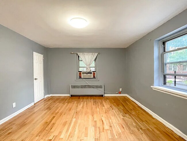 Building Photo - 160-28 75th Rd