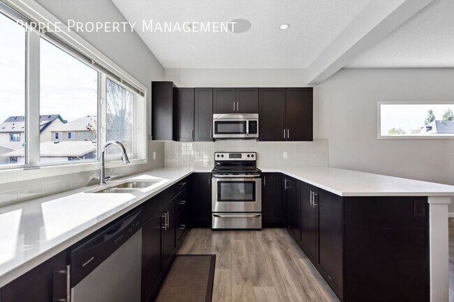 Photo du bâtiment - Modern 4 Beds, 3.5 Baths Single- Family | ...