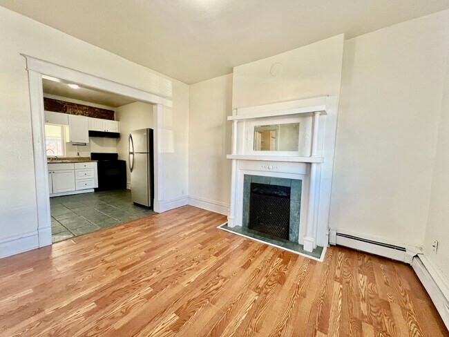 Foto del edificio - Available in December! Charming 2 bedroom 1 bath ranch style duplex