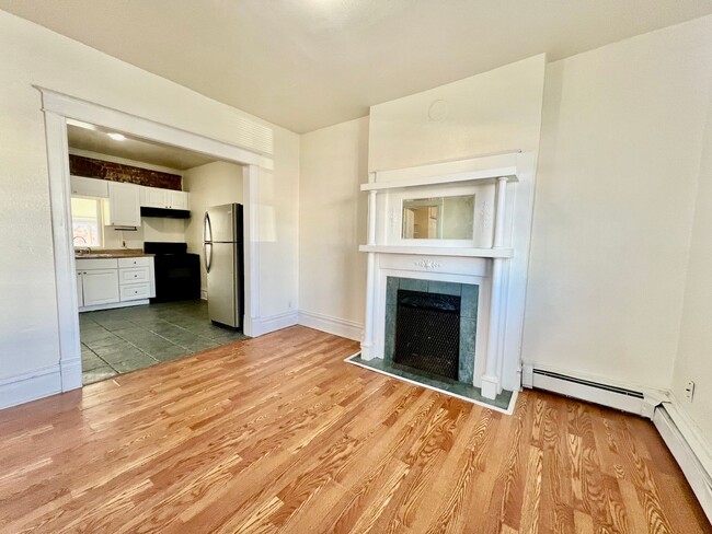 Building Photo - Available Now! Charming 2 bedroom 1 bath r...