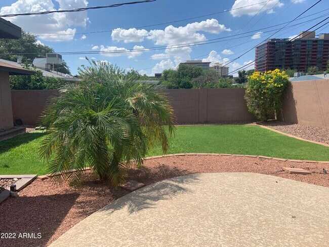 Foto del edificio - 2446 E Elm St