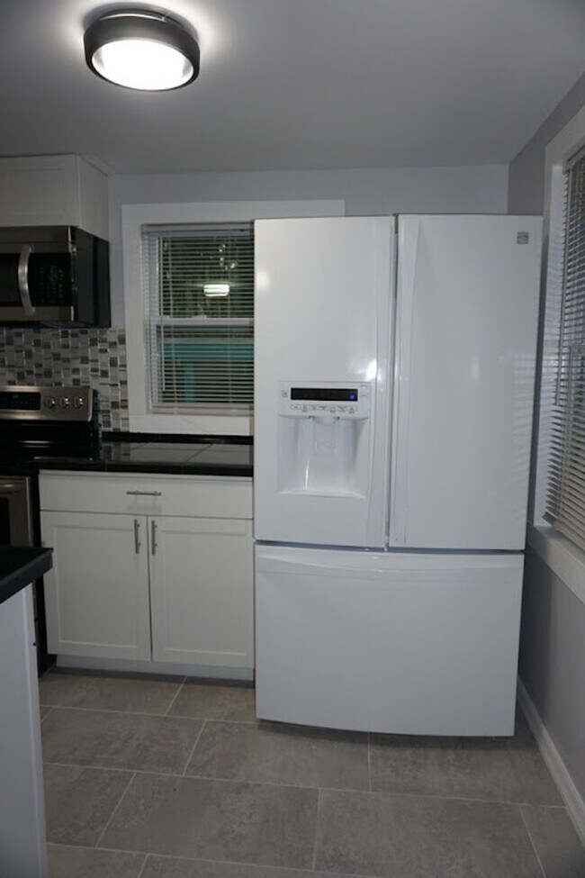 Building Photo - GORGEOUS 4 BEDROOM 2 BATHROOM COTTAGE STYL...