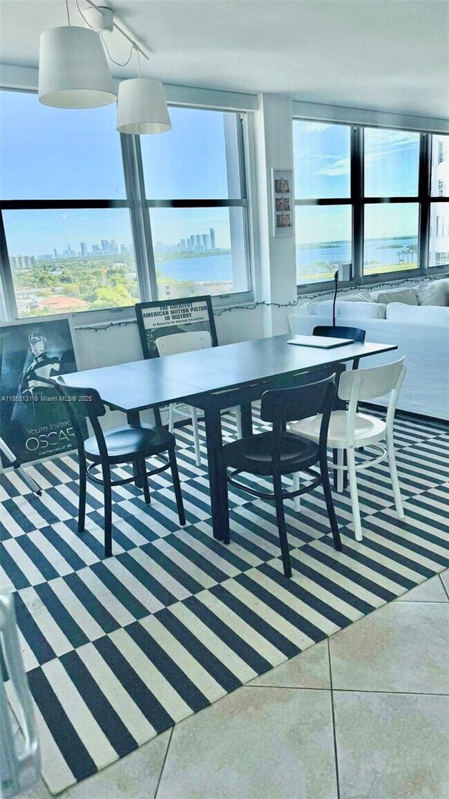 Foto del edificio - 11930 N Bayshore Dr