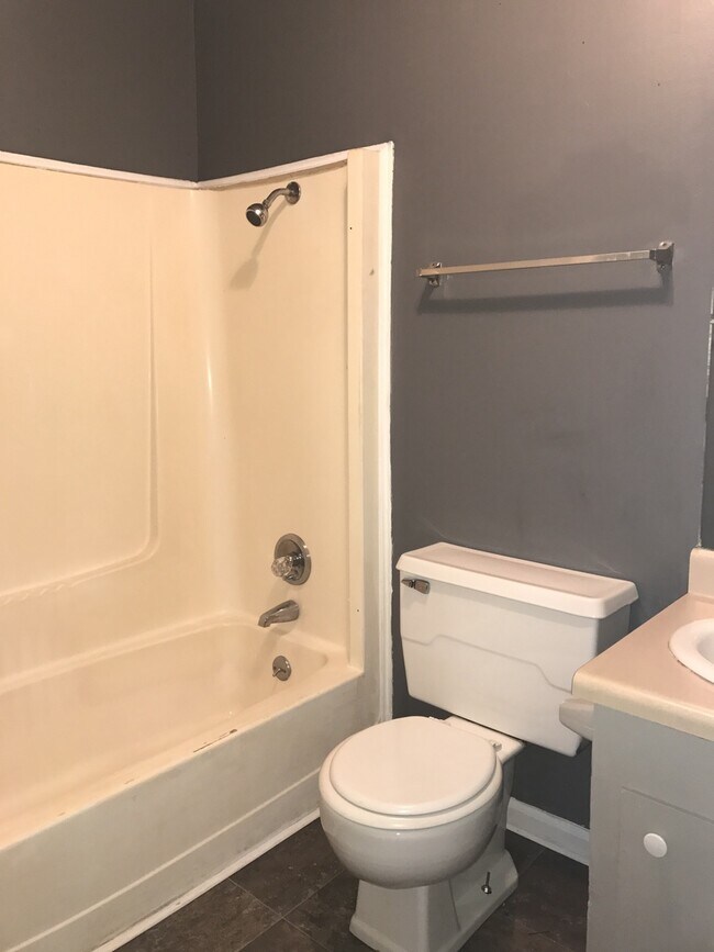 Foto del edificio - Large yard with plenty of room for work or...