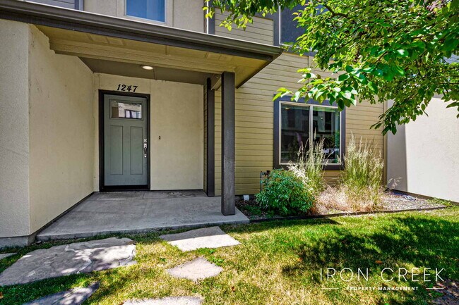 Building Photo - Open Floorplan Townhome with 3 suites