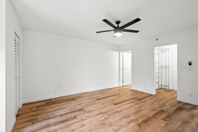 Building Photo - 2202 S Cypress Bend Dr