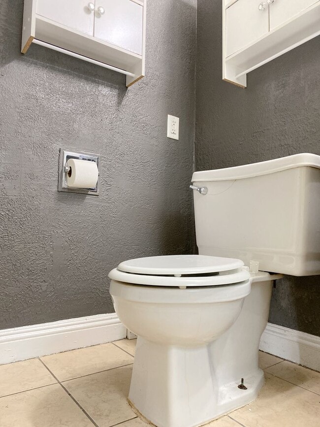 Building Photo - Large 2 bed 1 bath duplex with one car att...