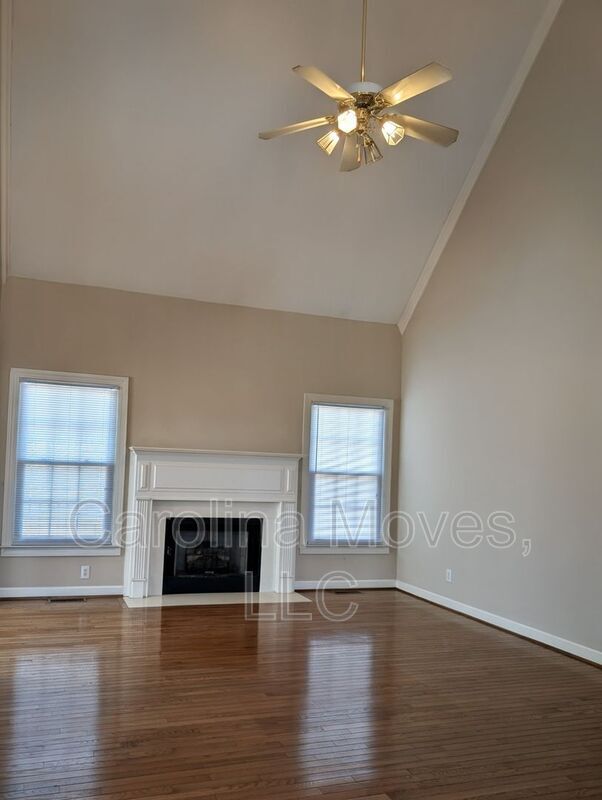 Foto del edificio - 33 Meadow Springs Ln