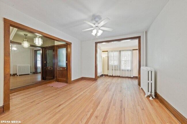 Building Photo - 1813 W Greenleaf Ave