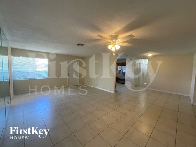 Foto del edificio - 4304 N Shore Dr