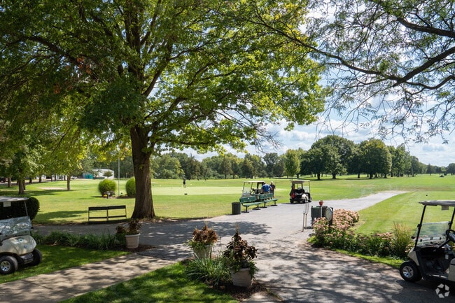 Cedardell Golf Club has a very well maintained 9-hole course.