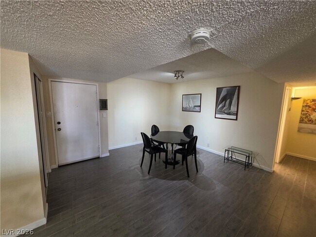 Foto del edificio - 750 S Royal Crest Cir