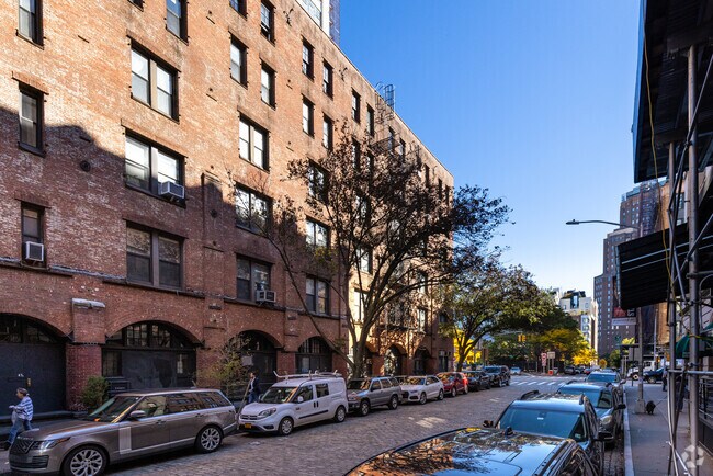 Foto del edificio - 135 Hudson St