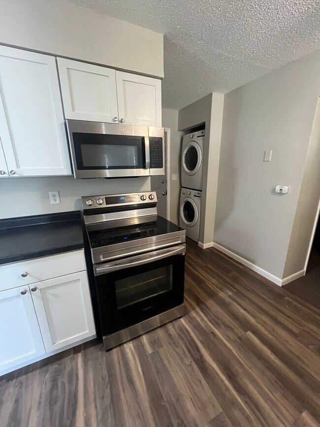 Foto del edificio - 2 Bedroom 1 Bath w/Garage and in unit Washer/Dryer