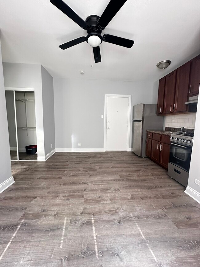 Foto del edificio - 4756 N Maplewood Ave