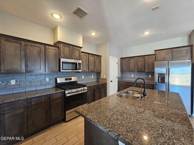 Foto del edificio - 7565 Wolf Creek Dr