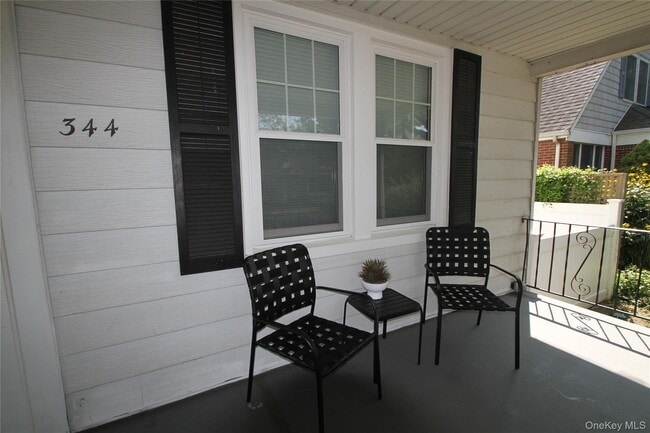 Building Photo - 344 Roslyn Ave