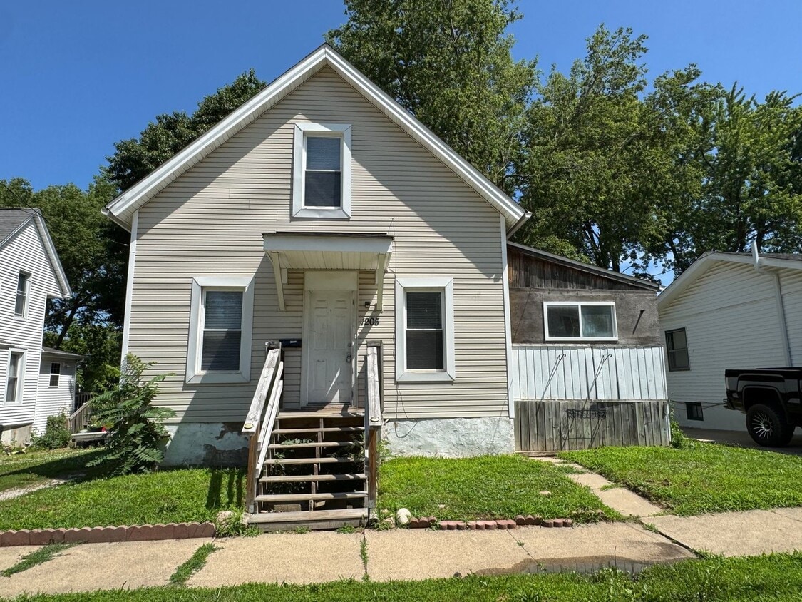 Primary Photo - Charming One-Bedroom Home with Den and Cov...