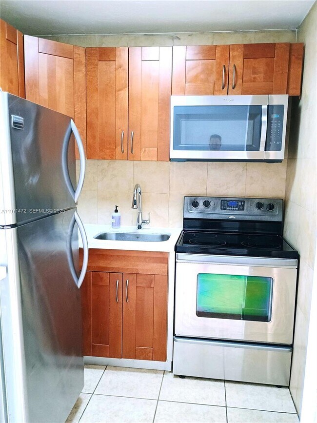 Foto del edificio - 7904 West Dr