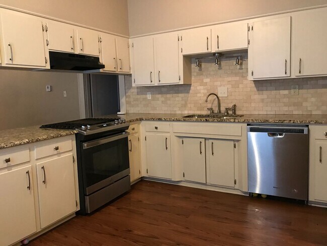 Building Photo - Super cute and updates throughout....