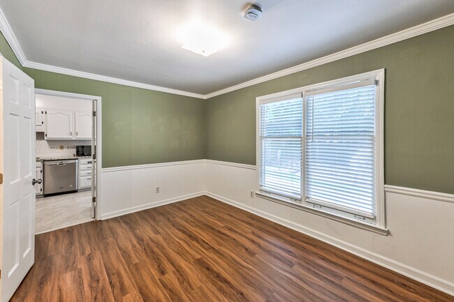 Foto del edificio - 1369 E Rock Springs Rd NE