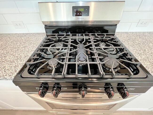 Building Photo - Spacious 4-Bedroom, 3-Bath Energy-Efficien...