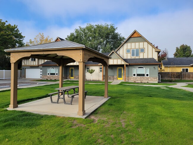 Building Photo - 2605 N Linda Vista Ln