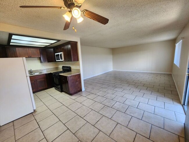 Foto del edificio - $500 REBATE! SPACIOUS 2BR/2BA Apartment - ...