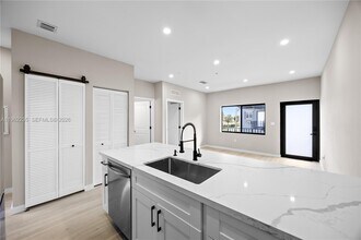 Building Photo - 630 NE 166th St