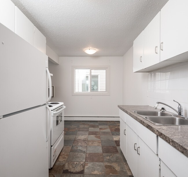 Building Photo - Teresa Haus