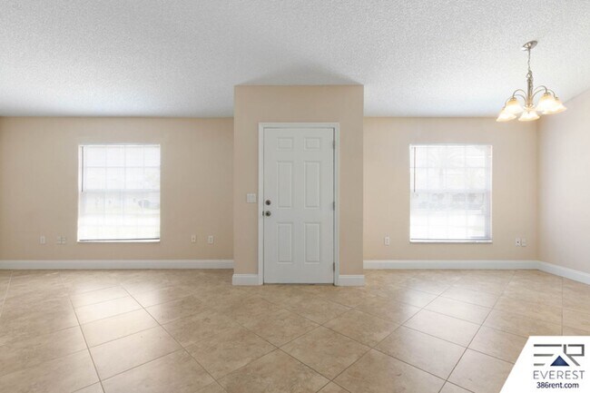 Foto del edificio - FULLY FENCED 3/2/2 IN THE HEART OF PALM COAST