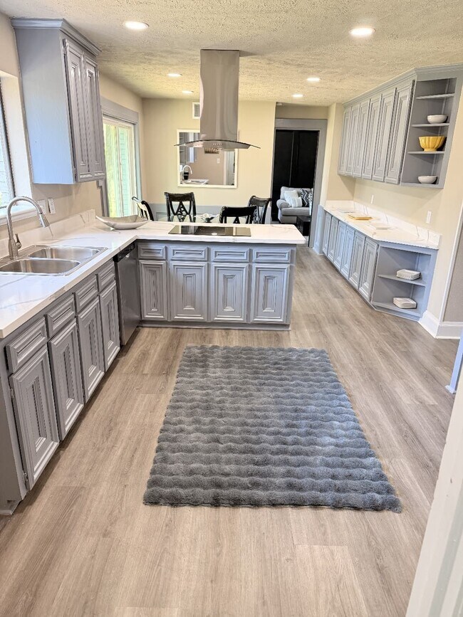 Building Photo - 1711 Surrey Ct